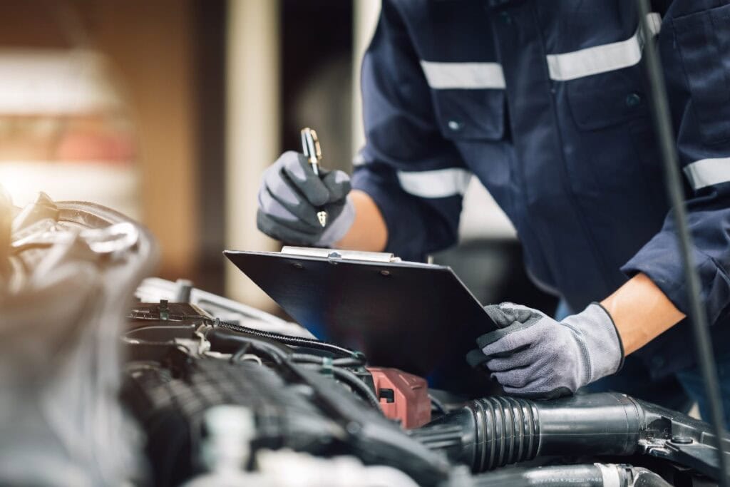 Ein Mechaniker arbeitet in der Werkstatt am Motor des Autos. Reparieren Sie